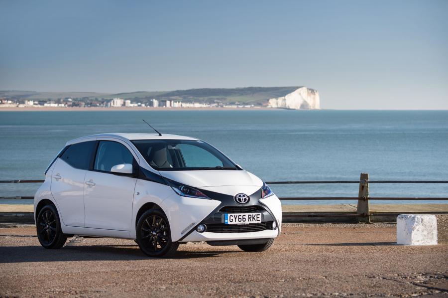  Toyota Aygo x-style 5-Door 2017 года  (UK) (фото 11 из 19)